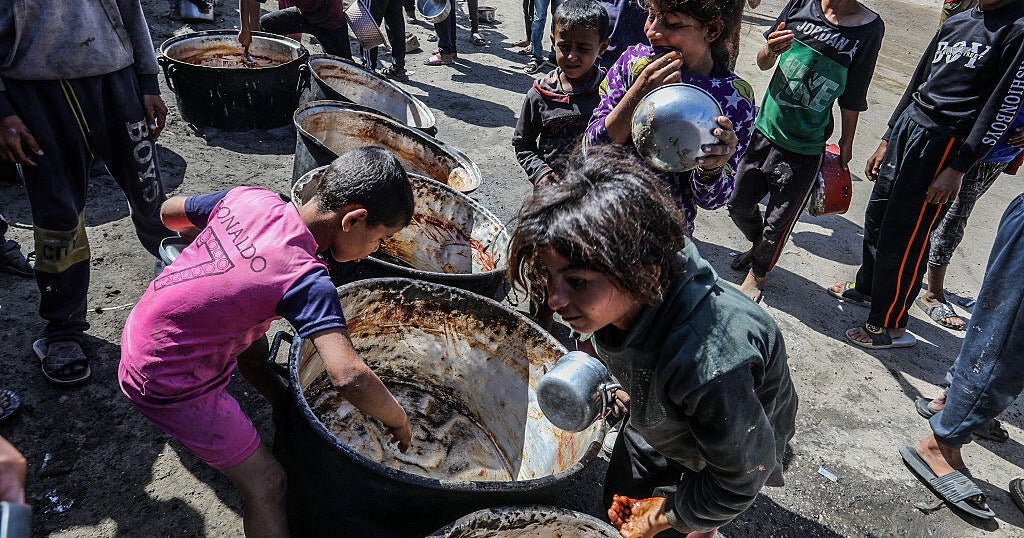 Locked Cock Clims, Discarded by hungry Palestines in Gaza as Hamas Considers Sed-LED Agreement