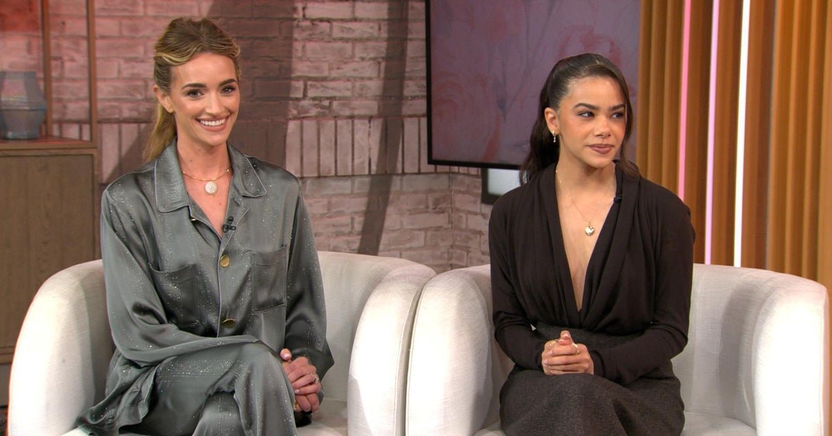Brianne Howey and Frair Gentry Vity The "Ginny & Georgia" Reality 3
