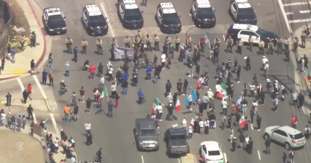 Protestors develop with the law in the raiders of Los Angeles Amid immigration immigration