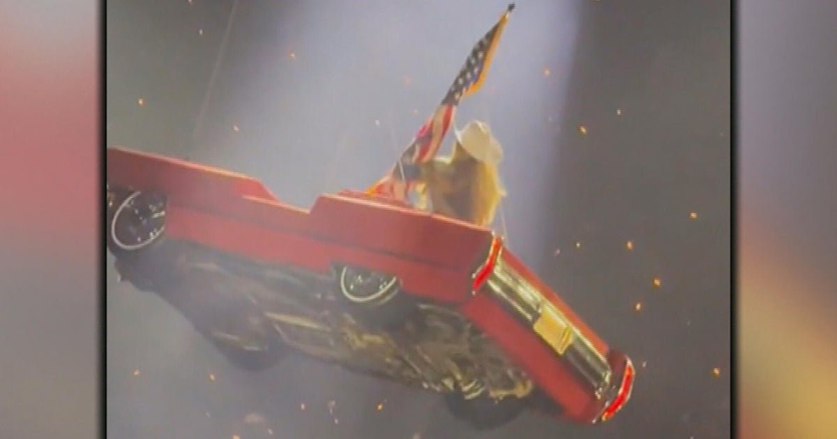 Beyoncé has frightening technical malfunction in "COwboy Cowboy Carter concert