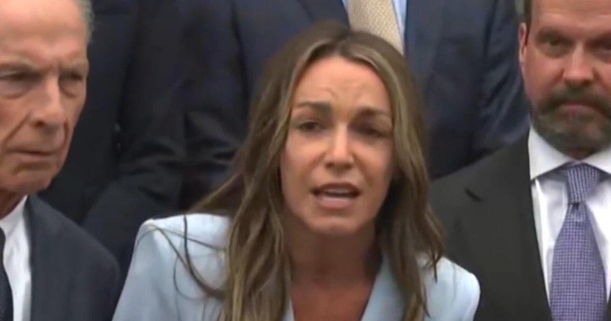 Karen read emerges from the court to the acclamations, talk after the purchasing