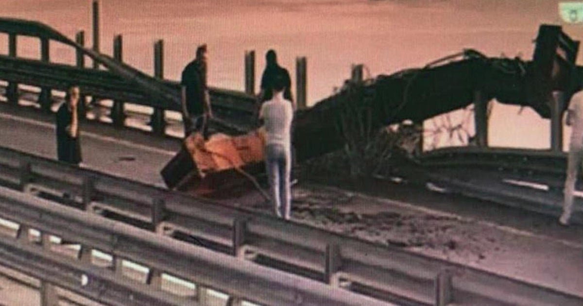 Ukraine pretends the underwater explosion that the bridge of russia
