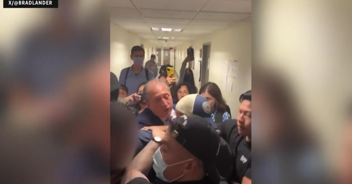 Video shows the New York Brad Bearer's Mayoral applicant has been detained by the ice