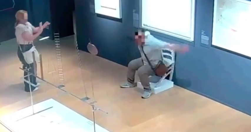 Tourists break the crystal-copy chair at the Italian museum: "Every night's mum becomes"