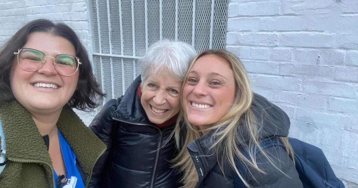 A woman's heart stopped suddenly. Two nurses passing to save their life.