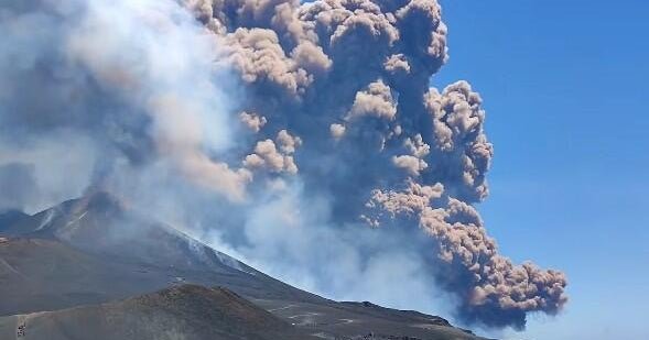The mudon of Italy Erna Flovano erunt with a massive cloud and a "fountain of the lava"