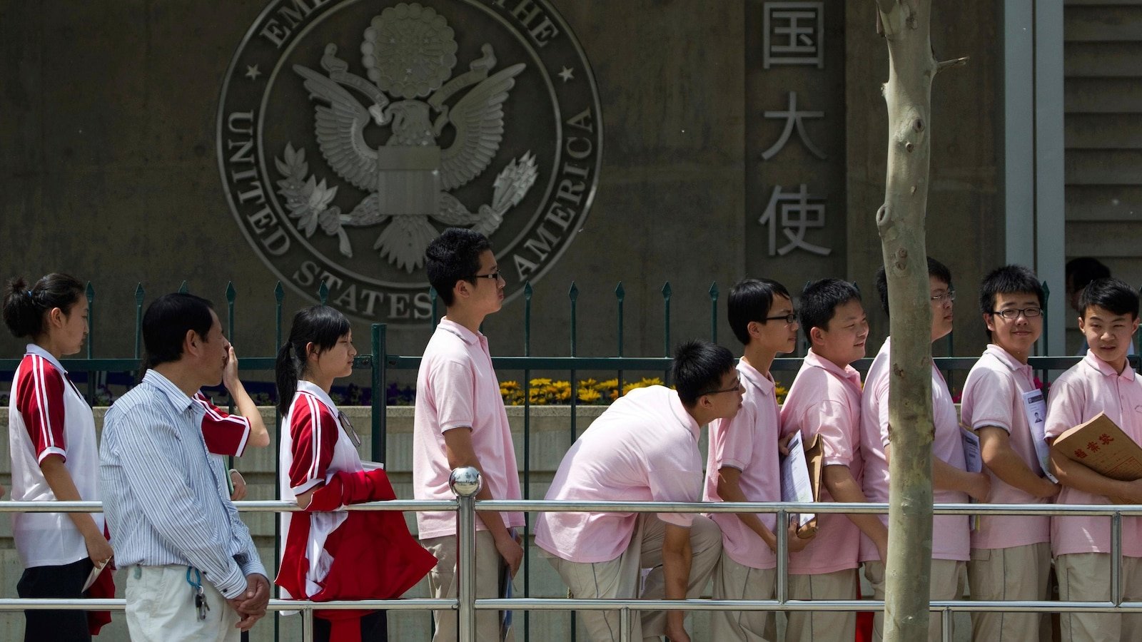 United States resumes visas for foreign students but require access to the accounts of the social media