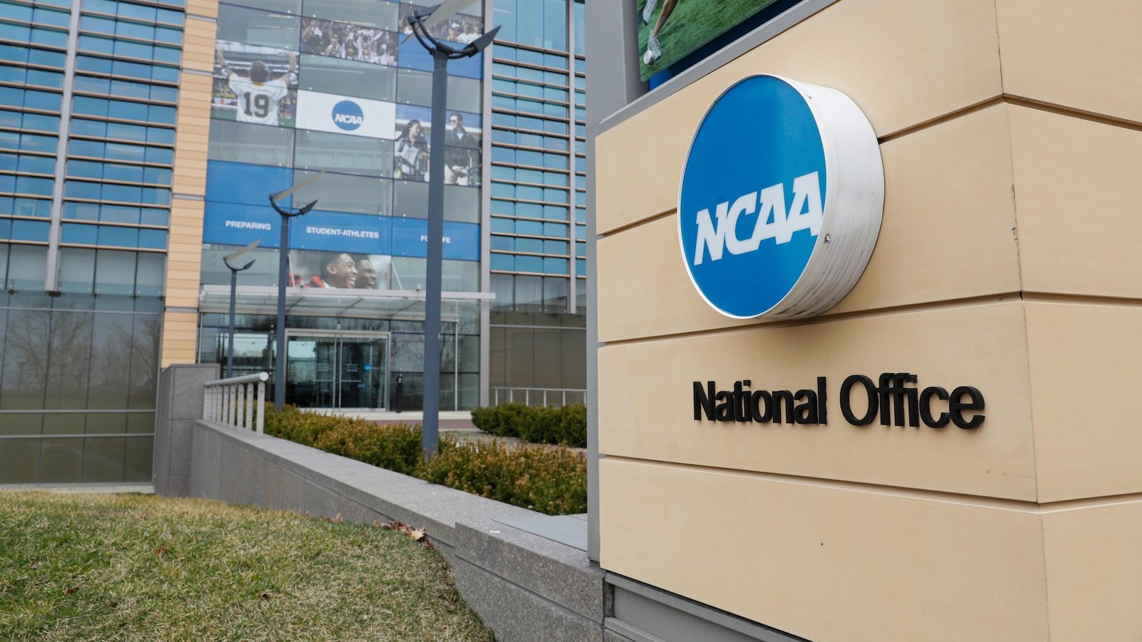 A $ 2.8 Billion Agreement will change a university sports forever. That's how