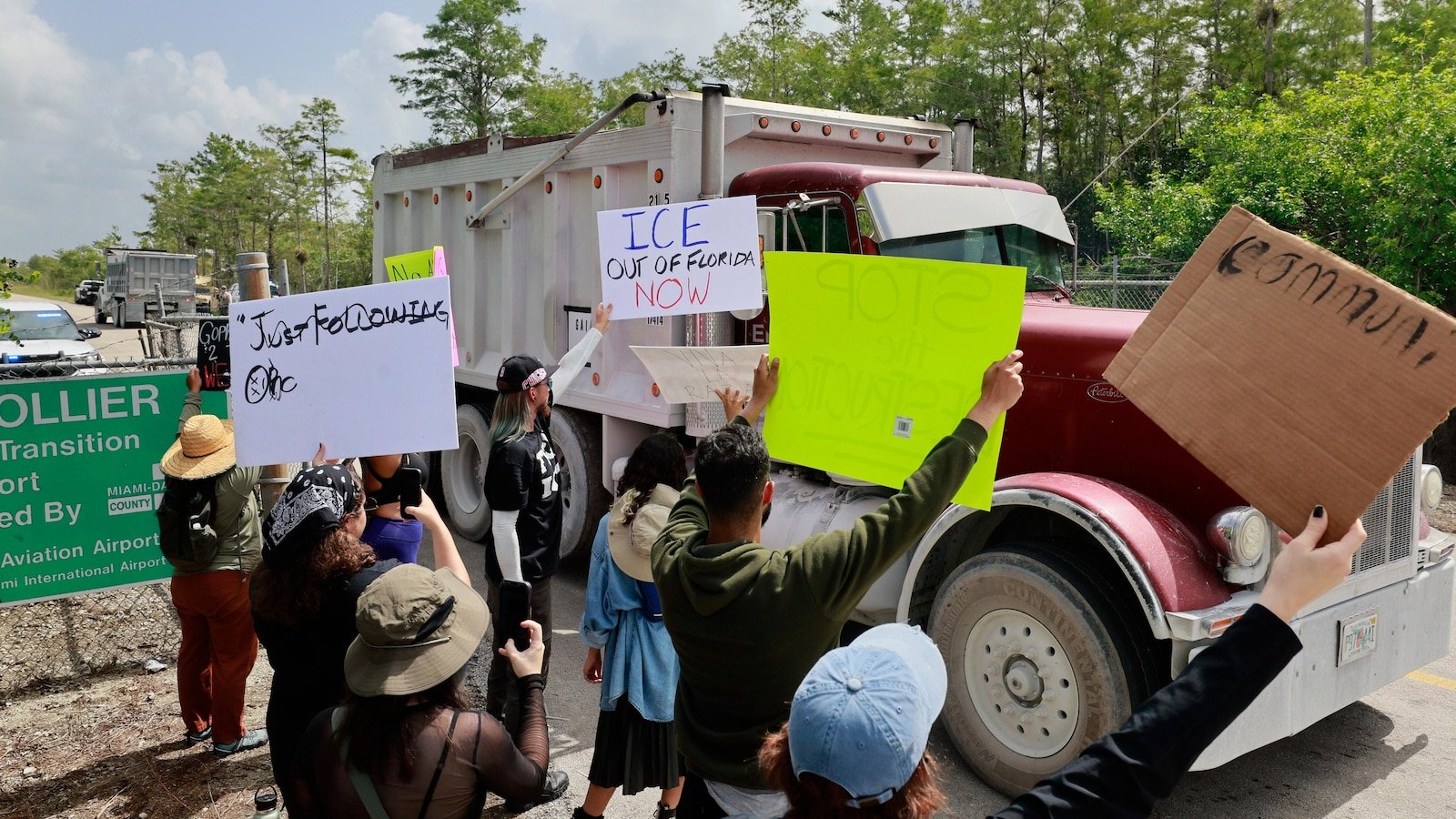 Protestants line in Florida Everglades per oppon 'Alligator Alcatraz'