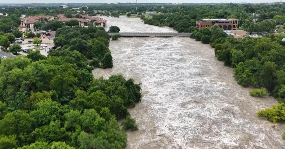 The man who lost his family in an inundate 10 years ago help looking for those who miss in Texas floods