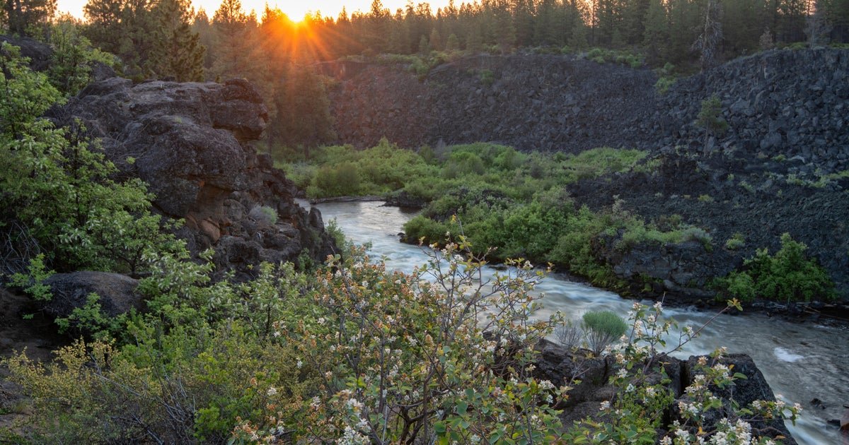 1 died, 2 missing after being swept off the Oregon's waterfall