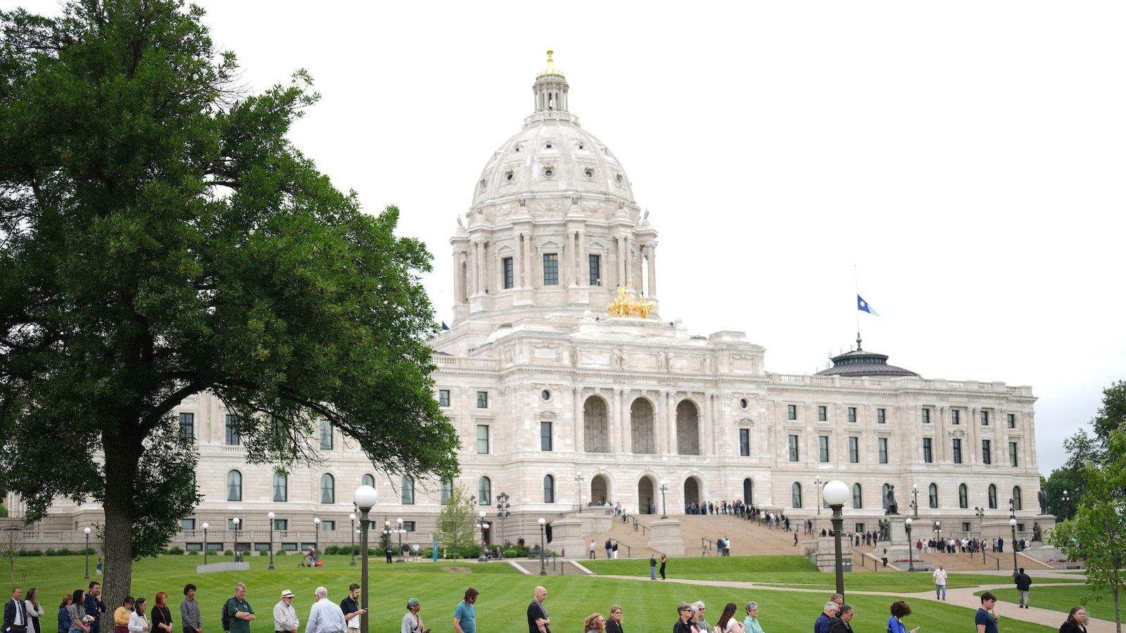 The man with mental health problems are found naked in the Minnesota Capitol, reaching new concerns