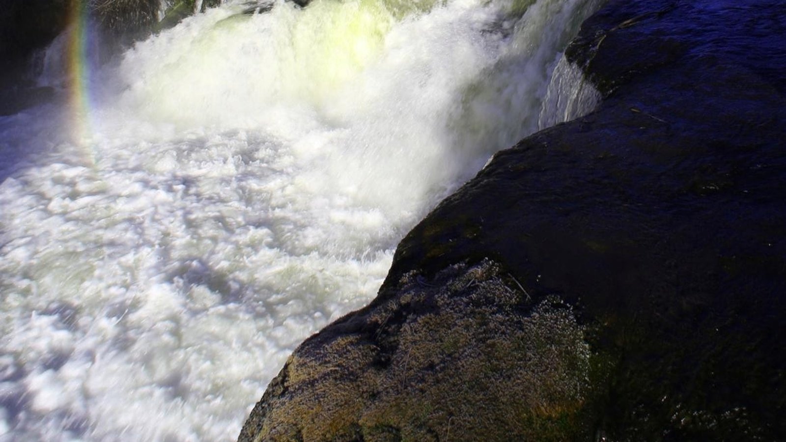 1 killed and 2 missing after a group is swept on a waterfall of Oregon