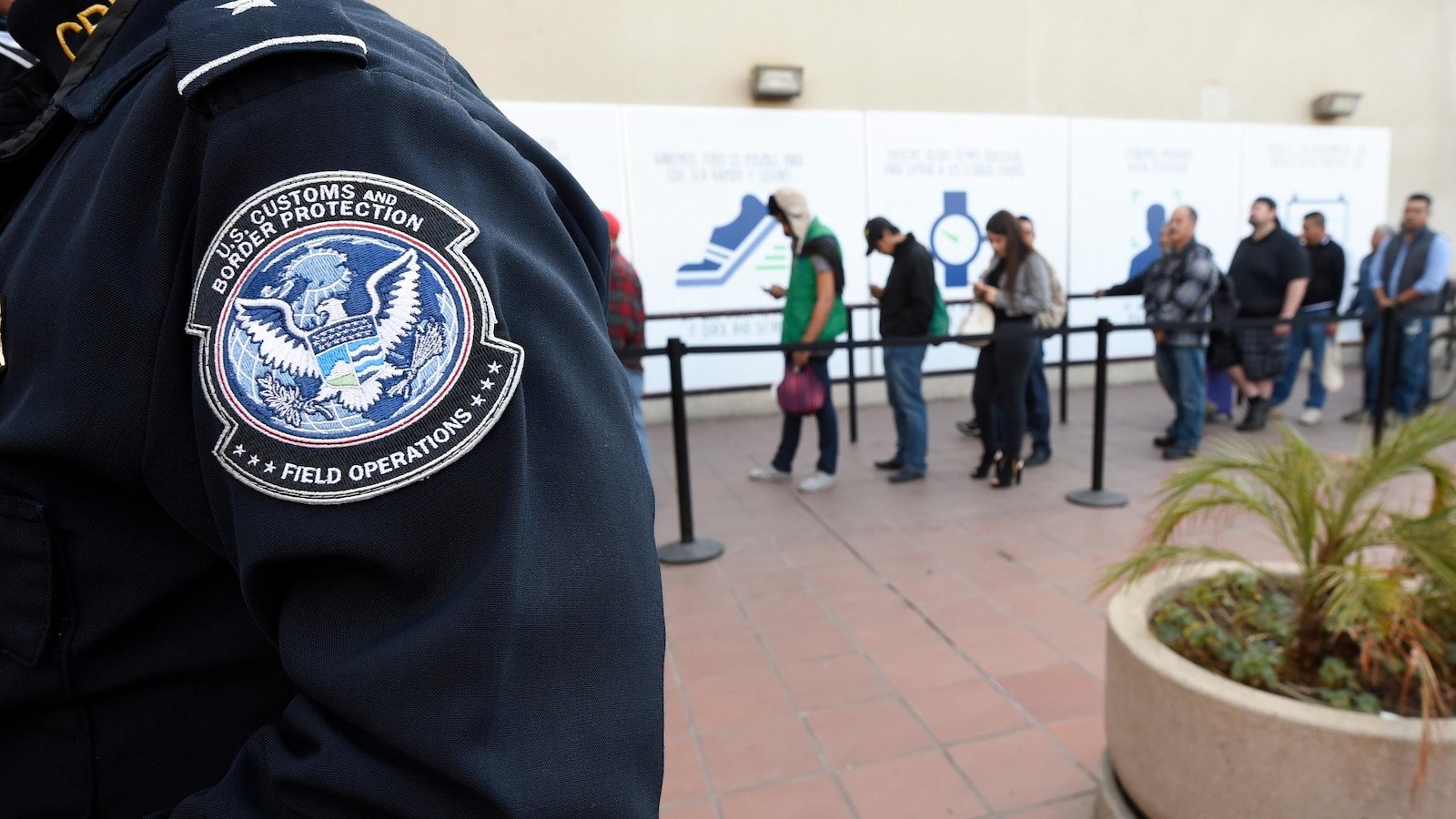 2 customs officers who look guilty to allow drugs to enter their wagons