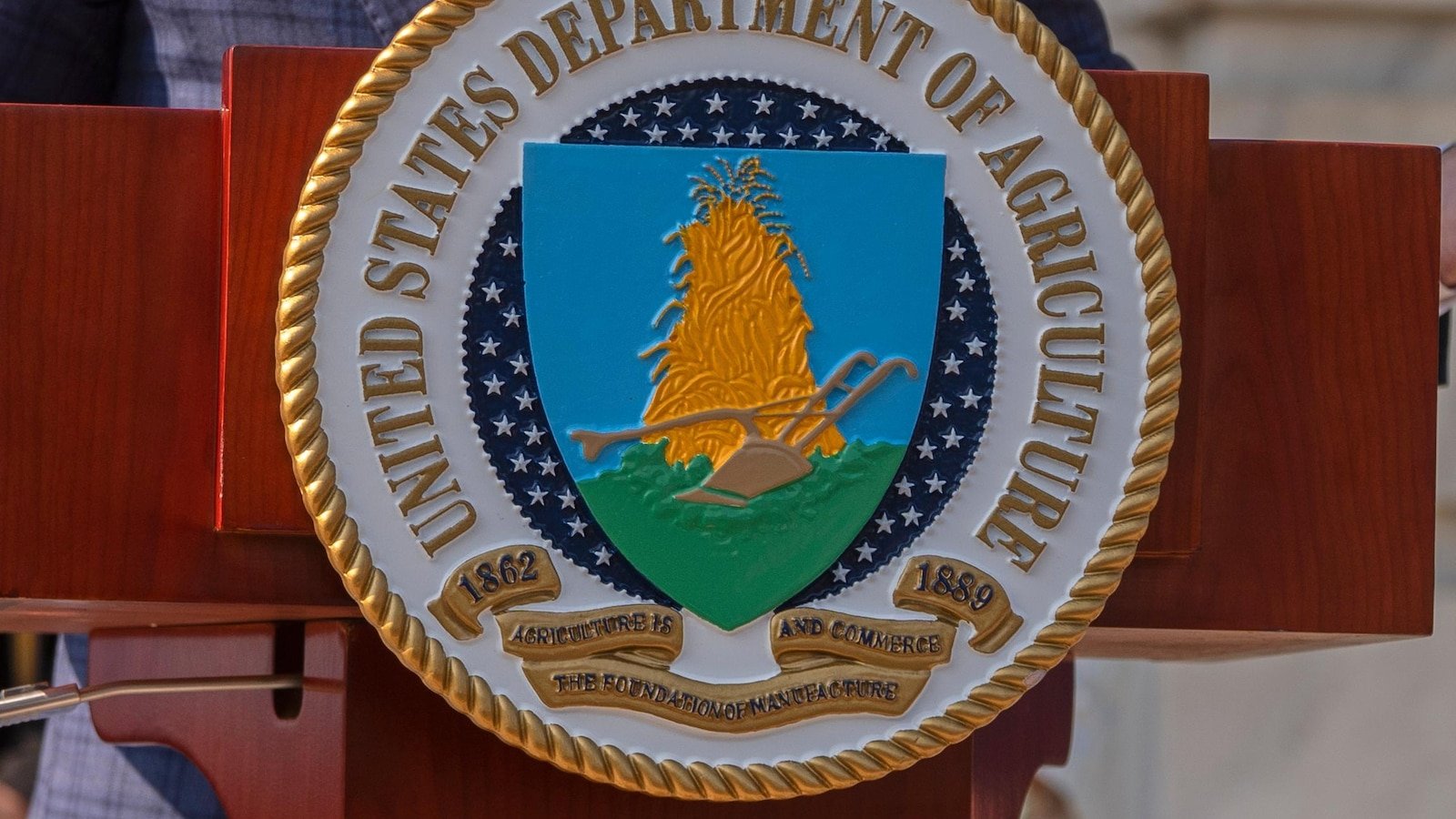 The USDA to Trob's USDE for Scupter Half their Washington's staff to the field offices. Critics see a ploy to cut homework